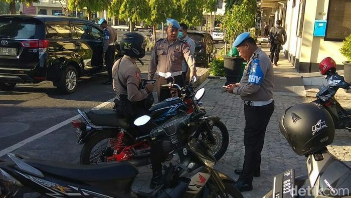 Polisi Razia Rekan Sendiri, 6 Anggota Terjaring