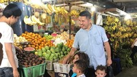 Sissy Pricilia dan Rifat Sungkar mengajak kedua anaknya pergi ke pasar. Peri saat libur, keempatnya terlihat sedang asyik berbelanja aneka buah-buahan lokal. Foto: Instagram @rifato