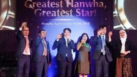 Hadir dalam kesempatan tersebut (dari kiri ke kanan): Steven NamKoong (Chief of Marketing Strategy Officer), Widia Sjoekri (Chief of Bancassurance and Group Business), David Yeom (Chief Executive Officer), Francisca Roeswita (Chief of Technical Officer), Kwon Gihan (Chief of Financial Officer) dan Dwita Ameilia (Chief of HR & GA). Hanwha Life Insurance Indonesia menargetkan premi sebesar Rp 33,42 miliar dan jumlah tenaga pemasar sebanyak 1.500 agen pada tahun 2018. Foto: dok. Hanwa Life Insurance