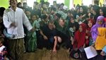 Jarang Terjadi! Jason Bourne Duduk Bersila di Pesantren