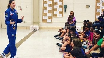 Ia pun kerap menjadi pembicara dalam memberikan dorongan kepada anak muda agar lebih terlibat dalam sains, teknologi, dan matematika. Foto: Twitter/nasablueberry1