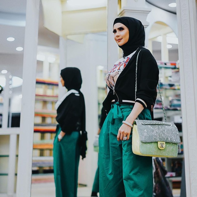Rozita Abu Bakar atau populer dengan nama Rozita Che Wan, merupakan aktris dan komedian asal Malaysia yang berwajah cantik dan bertubuh semampai. Penampilannya selalu mengundang perhatian karena bergaya hijab stylish glamor dengan tas branded. Foto: Instagram/Rozitachewan1