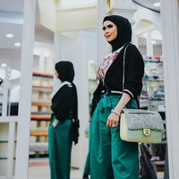Rozita Abu Bakar atau populer dengan nama Rozita Che Wan, merupakan aktris dan komedian asal Malaysia yang berwajah cantik dan bertubuh semampai. Penampilannya selalu mengundang perhatian karena bergaya hijab stylish glamor dengan tas branded. Foto: Instagram/Rozitachewan1