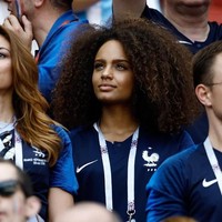 Alicia pun tak mau melewatkan aksi tim Ayam Jantan di Piala Dunia 2018. Ia rela terbang ke Rusia untuk melihat Mbappe dan Les Bleus berlaga. Ia bahkan sempat mengunggah foto dirinya yang sedang duduk di bangku penonton. Duduk di sebelah Alicia, Rachel Legrain-Trapani, mantan Miss Prancis yang juga kekasih Benjamin Pavard. (Foto: Instagram/@aliciaaylies)