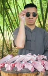 Viral! Ini Pria Asia 'God of Cooking' yang Parodikan Video Masak Salt Bae