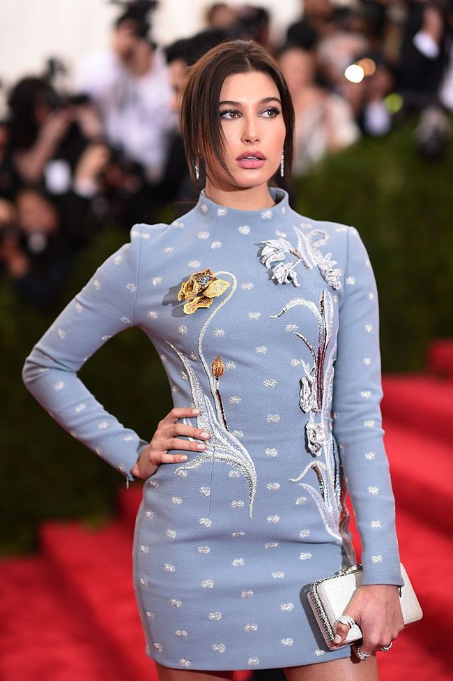 Datang ke perhelatan fashion bergengsi, Met Gala 2015, Hailey Baldwin yang sudah eksis di dunia fashion dan menjadi model sampul majalah Vogue, mengubah warna rambutnya menjadi cokelat gelap. Foto: Getty Images
