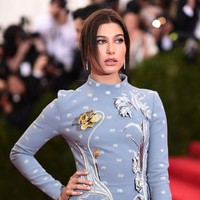 Datang ke perhelatan fashion bergengsi, Met Gala 2015, Hailey Baldwin yang sudah eksis di dunia fashion dan menjadi model sampul majalah Vogue, mengubah warna rambutnya menjadi cokelat gelap. Foto: Getty Images