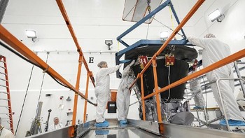 Parker Solar Probe saat masa pembuatan yang dikerjakan oleh para teknisi NASA. Foto: NASA