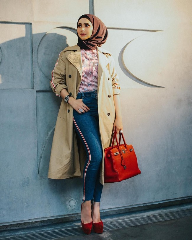 Di suasana santai, Rozita tampak kasual mengenakan outerwear yang dipadukan dengan kemeja stripes, celana pensil dan high heel. Ia pun membawa tas Hermes seri Kelly seharga ratusan juta, berwarna merah senada dengan sepatu dan kemejanya. Foto: Instagram/Rozitachewan1