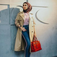 Di suasana santai, Rozita tampak kasual mengenakan outerwear yang dipadukan dengan kemeja stripes, celana pensil dan high heel. Ia pun membawa tas Hermes seri Kelly seharga ratusan juta, berwarna merah senada dengan sepatu dan kemejanya. Foto: Instagram/Rozitachewan1