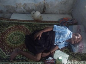 Kisah Pilu Kakek di Bandung Barat Huni Bekas Gudang Pakan Ayam