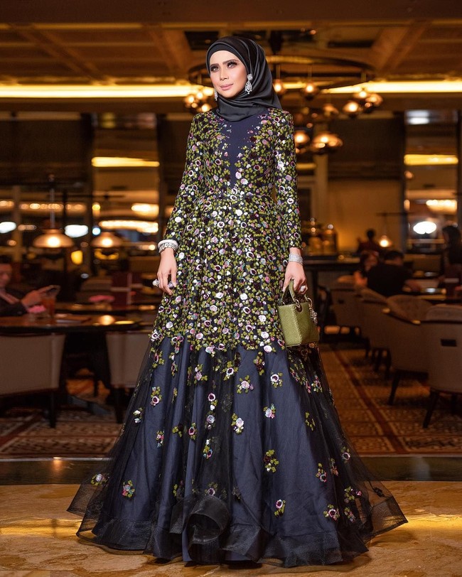 Rozita hampir selalu memakai hijab dan busana yang berwarna senada dengan tas yang ia pakai. Tak terbayang ada berapa banyak koleksi tas mewahnya karena selalu berganti-ganti sesuai warna busana yang dipakai. Foto: Instagram/Rozitachewan1