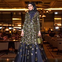 Rozita hampir selalu memakai hijab dan busana yang berwarna senada dengan tas yang ia pakai. Tak terbayang ada berapa banyak koleksi tas mewahnya karena selalu berganti-ganti sesuai warna busana yang dipakai. Foto: Instagram/Rozitachewan1