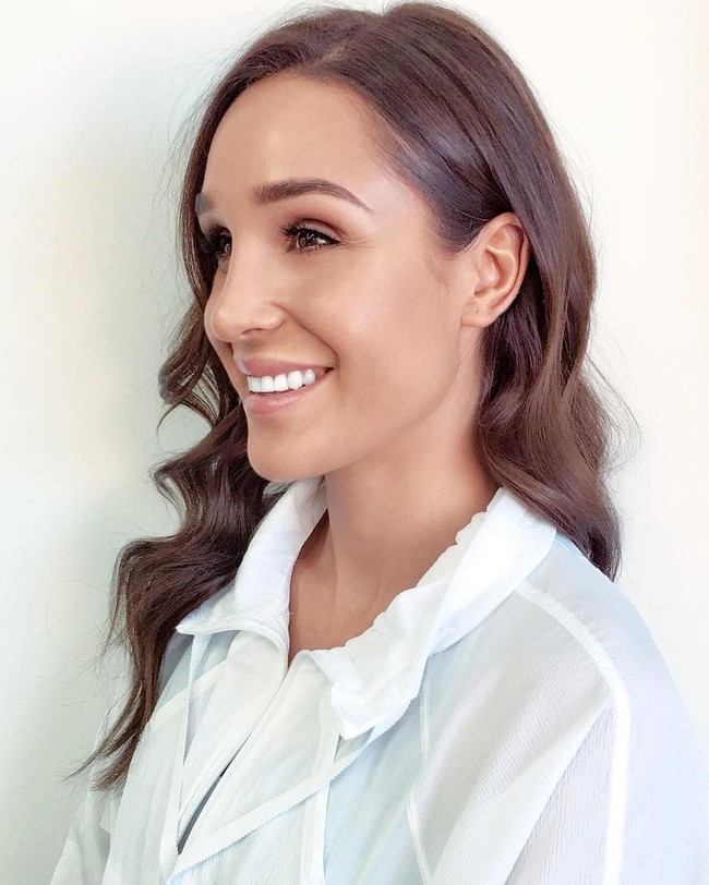 Meski buat iri banyak orang, tak disangka Kayla Itsines pernah di-bully karena perutnya yang terbentuk. Hal tersebut terjadi bahkan sejak ia masih SD. Foto: Instagram @kayla_itsines