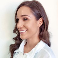 Meski buat iri banyak orang, tak disangka Kayla Itsines pernah di-bully karena perutnya yang terbentuk. Hal tersebut terjadi bahkan sejak ia masih SD. Foto: Instagram @kayla_itsines