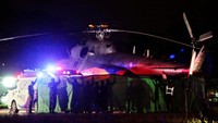 Proses evakuasi pun dilakukan siang dan malam. Athit Perawongmetha/Reuters.