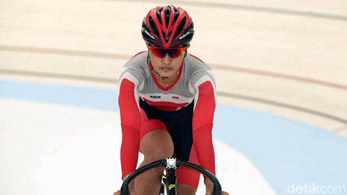 Crismonita Dwi Putri berhasil menembus babak final nomor tim sprint Kejuaraan Asia Balap Sepeda Nomor Tresk 2019 bersama Wiji Lestari. (Pradita Utama/detikSport) Crismonita Dwi Putri berhasil menembus babak final nomor tim sprint Kejuaraan Asia Balap Sepeda Nomor Tresk 2019 bersama Wiji Lestari. (Pradita Utama/detikSport)