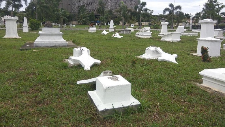 13 Nisan Makam Belanda di Aceh Patah, Penyebab Masih Misterius 13 Nisan Makam Belanda di Aceh Patah, Penyebab Masih Misterius