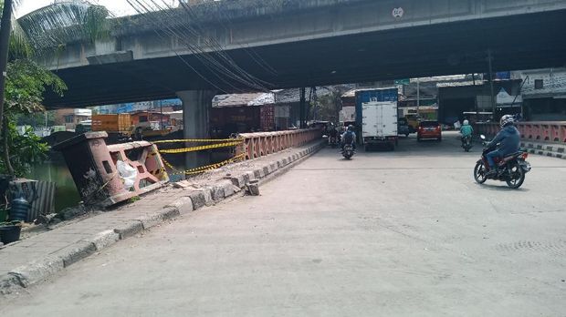 Tembok pembatas Jalan RE Martadinata hancur ditabrak mobil
