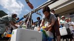 Korban Banjir Jepang Antre Air Bersih