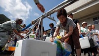 Mereka tampak mengantre. REUTERS/Issei Kato.