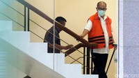 Abu Bakar ditahan usai terjarin Operasi Tangkap Tangan (OTT) KPK beberapa waktu lalu.