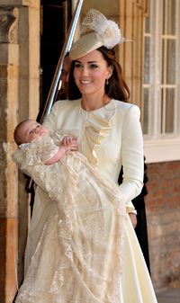 Kate Middleton Pakai Baju Desainer yang Sama di Pembaptisan 3 Anaknya