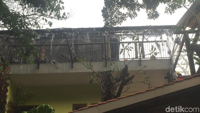 Tersambar Api Las, Atap Rumah di Duren Sawit Terbakar