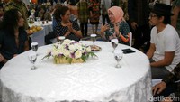Susi menggelar silaturahmi dan sarasehan gerakan Harmoni Laut di Kantor Kementerian Kelautan dan Perikanan (KKP), Jakarta Pusat, Selasa (10/7/2018). Nampak Susi bersama dua personel band Slank, Akhadi Wira Satriaji atau kerap disapa Kaka dan Mohammad Ridwan Hafiedz atau Ridho.