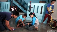 Sejumlah anak menyiapkan peralatan sirkus.