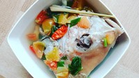 Mantap! Sop kepala kakap yang ini kelihatan sedap. Kepala kakapnya besar dan diberi cabai rawit merah. Foto : instagram @marlinawithrain 