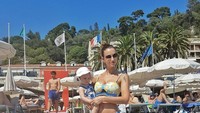 Tak cuma Sardinia dan Maldives, Rafaella dan sang buah hati juga menyambangi Cote DAzur, sebuah pantai cantik di Prancis (Instagram/@r_babyberry)