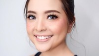 Banyak netizen menyebut makeup itu tak cocok untuk Tasya. Kok malah jadi keliatan tua pakai makeup ada bintik-bintiknya, tulis salah satu netizen. Foto: Instagram Tasya Kamila