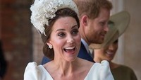 Kate tampak sangat anggun dengan hiasan kepala berwarna senada dengan dressnya itu.
