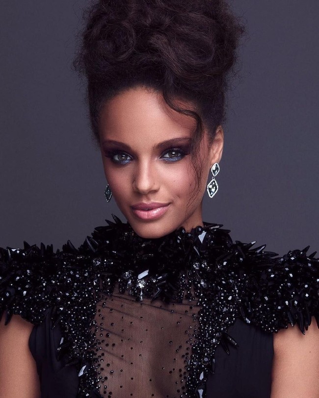 Lahir di Kepulauan Martinique, Karibia, 20 tahun lalu, Alicia besar di French Guiana, Amerika Selatan. Berparas cantik dengan warna kulit yang eksostis, Alicia pun mencoba peruntungan di dunia modeling sembari menyelesaikan kuliahnya di jurusan hukum. (Foto: Instagram/@aliciaaylies)