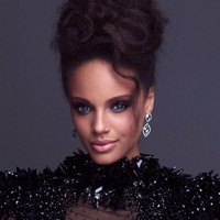 Lahir di Kepulauan Martinique, Karibia, 20 tahun lalu, Alicia besar di French Guiana, Amerika Selatan. Berparas cantik dengan warna kulit yang eksostis, Alicia pun mencoba peruntungan di dunia modeling sembari menyelesaikan kuliahnya di jurusan hukum. (Foto: Instagram/@aliciaaylies)