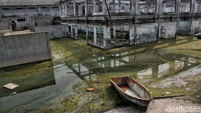 Miris! Bangunan Ini Hancur Akibat Banjir Rob