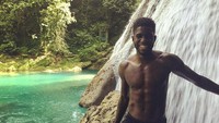 Umtiti adalah pemain ke sekian Prancis yang membawa negara itu ke semifinal. Ini saat Umtiti berlibur musim panas di Jamaika (Samuel Umtiti/Instagram)