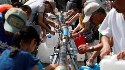Korban Banjir Jepang Antre Air Bersih