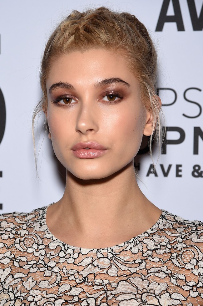 Masih di 2014, Hailey Baldwin mengubah lagi penampilannya. Dia mewarnai rambut pirangnya menjadi lebih gelap. Dan di tahun tersebut, putri Stephen Baldwin dan Kennya Deodato Baldwin itu diduga melakukan ‘renovasi’ pada bibirnya. Bibirnya yang tampak lebih berisi dari sebelumnya disebut-sebut karena filler. Foto: Getty Images
