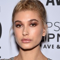 Masih di 2014, Hailey Baldwin mengubah lagi penampilannya. Dia mewarnai rambut pirangnya menjadi lebih gelap. Dan di tahun tersebut, putri Stephen Baldwin dan Kennya Deodato Baldwin itu diduga melakukan ‘renovasi’ pada bibirnya. Bibirnya yang tampak lebih berisi dari sebelumnya disebut-sebut karena filler. Foto: Getty Images