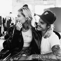 Inilah penampilan terkini Hailey Baldwin yang tengah berbahagia bersama Justin Bieber. Rambutnya kembali berwarna pirang dan dipotong bob lurus. Berusia 21 tahun, Hailey resmi bertunangan dengan Justin Bieber. Foto: Dok. Instagram/justinbieber