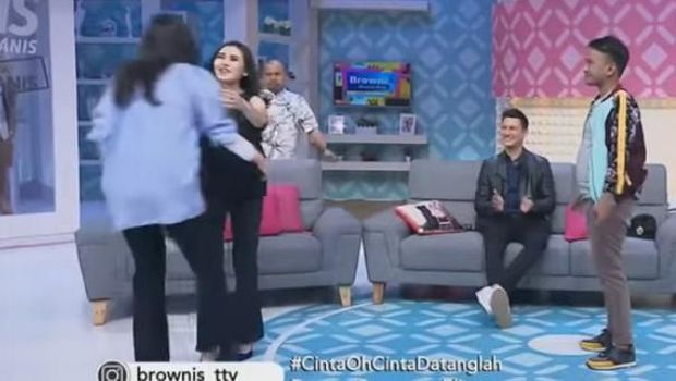 Reaksi Luna Maya saat Bertemu Ayu Ting Ting Jadi Sorotan