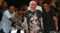 Susi saat menyambut kedatangan istri Kapolri Jenderal Tito Karnavian, Tri Suswati.