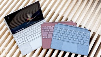 Microsoft melengkapinya dengan keyboard yang dapat berfungsi sebagai cover. Foto: PCMag
