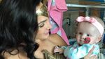 Kala si Cantik Gal Gadot Kunjungi Rumah Sakit Anak