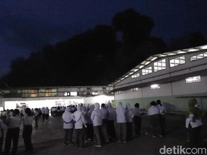 Kebakaran Gudang Tekstil Merambat, Sejumlah Karyawan Pingsan