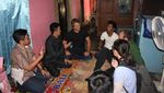 Jarang Terjadi! Jason Bourne Duduk Bersila di Pesantren