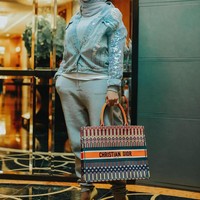 Gaya kasual Rozita selalu berkesan glamor. Seperti saat ia tampil membawa Dior Book Totebag dengan keindahan embroidery ini. Ia padukan tas bernuansa kasual dengan jaket jeans bertabur beading yang berkilau. Foto: Instagram/Rozitachewan1