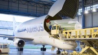 Pesawat ini bisa mengangkut bagian potongan-potongan tengah dan belakang pesawat Airbus A320 atau sayap A350. Istimewa/Airbus.